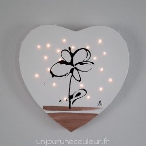 Tableau lumineux en forme de coeur : fleur noire sur fond blanc
