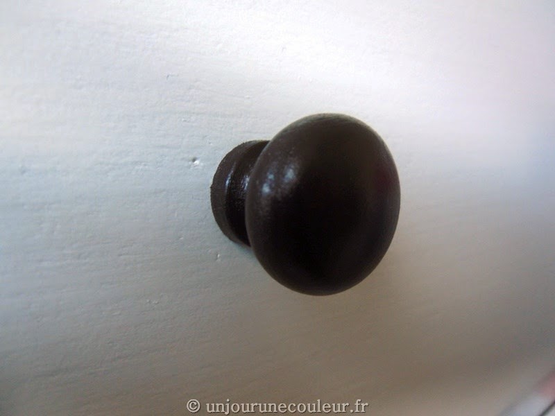 commode bouton en bois noir