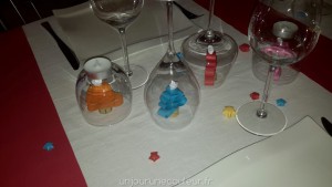 Déco de table pour Noël : Sapins colorés sous des verres