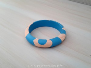Bracelet en bois peint bleu