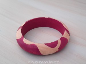 Bracelet en bois rose motifs géométriques