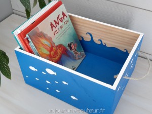 Des livres d'enfant dans une jolie caisse en bois peinte