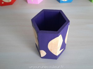 Contraste entre le violet et le bois naturel de ce pot à crayon