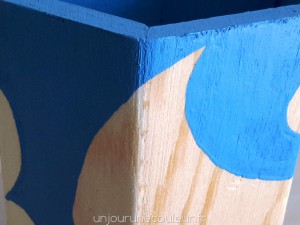 Détail du pot à crayon bleu