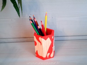Peinture et bois pour un joli pot à crayons design réalisé à la main