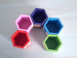 Pots à crayons hexagonaux colorés