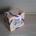 Boite cadre-photo violet et bois brut posée à la verticale