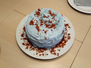 Gâteau arc-en-ciel crème au beurre bleu turquoise