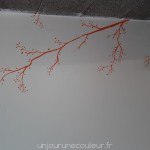 Branches de cerisier avec bourgeon à la peinture orange