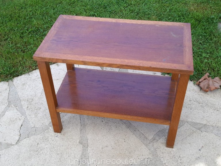 table basse en chêne verni de forme simple