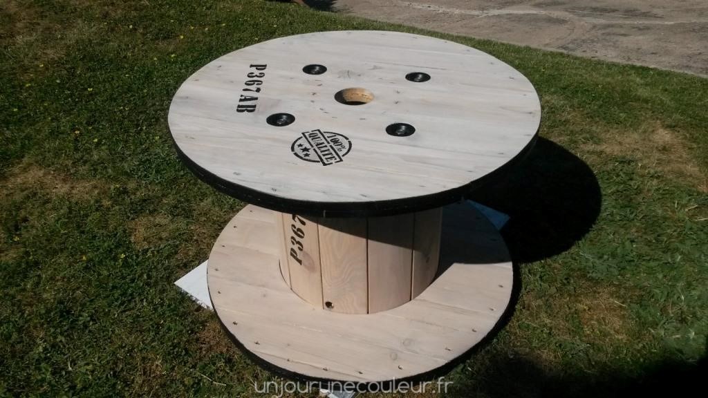 Un touret en bois transformé en table basse industrielle